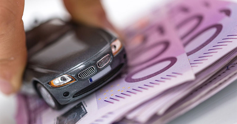 Modellauto auf Geldscheinen