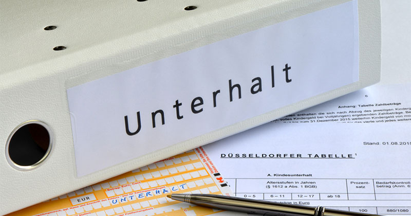 Aktenordner mit Dokumenten zum Unterhalt