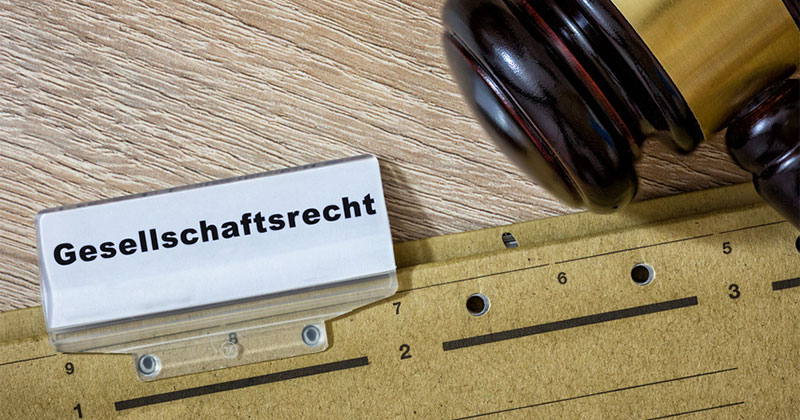 Ordnerregister mit Gesellschaftsrecht-Schildchen