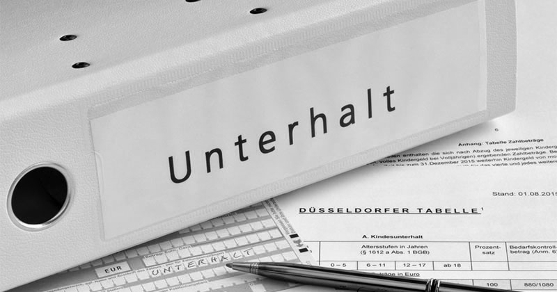 Aktenordner mit Dokumenten zum Unterhalt