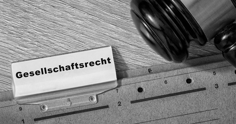 Ordnerregister mit Gesellschaftsrecht-Schildchen