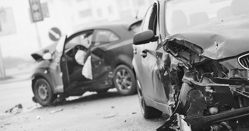 2 durch Zusammensto beschdigte Autos