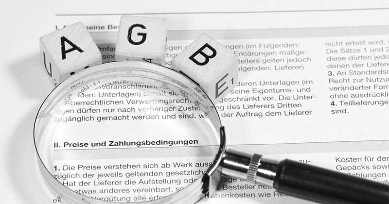 Ausgedruckte AGB und Lupe