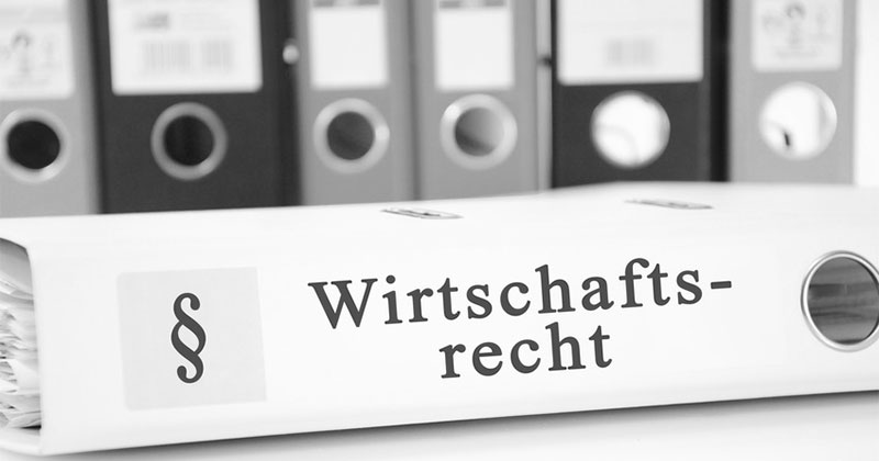 Aktenordner mit Unterlagen zum Wirtschaftsrecht