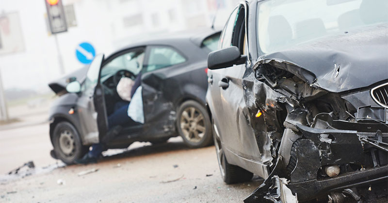 2 durch Zusammensto beschdigte Autos